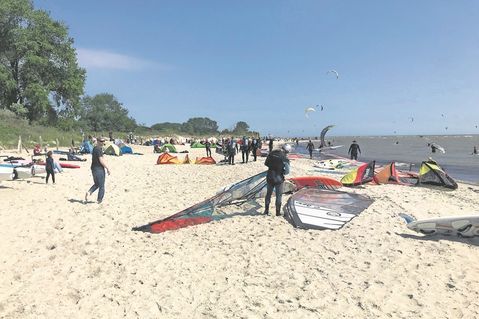 Der Surfstrand Pelzerhaken ist ein beliebter Treffpunkt für Sufer und Kiter.