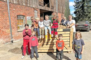So sieht es aus, wenn ein Ernte-Trupp mit der Ausbeute rundum zufrieden ist. Es hat schon Traditon, dass die Kinder der Sarauer „Schatzkiste“ auf Hof Schumacher in Hassendorf auf dem Feld anpacken und erleben können, wie und wo die Kartoffeln wachsen. Dass sie die Ausbeute mit nach Hause nehmen dürfen, ist ein willkommener Nebeneffekt.