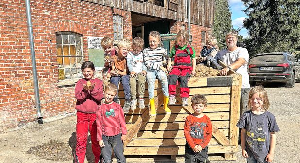 So sieht es aus, wenn ein Ernte-Trupp mit der Ausbeute rundum zufrieden ist. Es hat schon Traditon, dass die Kinder der Sarauer „Schatzkiste“ auf Hof Schumacher in Hassendorf auf dem Feld anpacken und erleben können, wie und wo die Kartoffeln wachsen. Dass sie die Ausbeute mit nach Hause nehmen dürfen, ist ein willkommener Nebeneffekt.