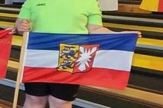 Fiona Ann Winkelmann durfte die Fahne für Schleswig-Holstein zum Einlauf tragen.
