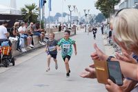 Einige waren beim Schülerlauf falsch abgebogen und liefen dadurch eine buchstäbliche Extrameile. Dafür wurden sie mit noch mehr Applaus und Daumen hoch belohnt.