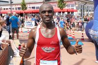 Paul Muluwe aus Lübeck lief die 21,1 Kilometer in einer Stunde, 16 Minuten und einer Sekunde. Was für eine Leistung!