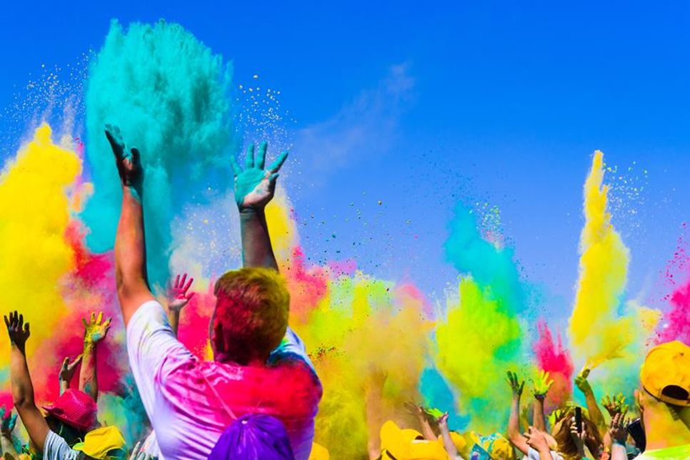 Zum Abschluss des Open-Air-Wochenendes findet auf der Schwimmbadwiese in Kellenhusen ein farbenfrohes Holi-Festival statt.