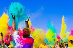 Zum Abschluss des Open-Air-Wochenendes findet auf der Schwimmbadwiese in Kellenhusen ein farbenfrohes Holi-Festival statt.