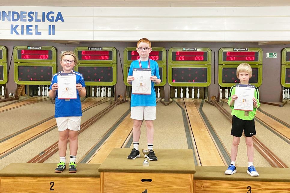 Pepe Ehrich auf dem Siegertreppchen der unter Zehnjährigen.