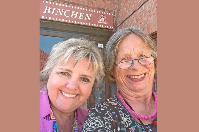 Verbunden in der Liebe zu Wolle und Handarbeit: Christina Matz (re.) und Marina Frieborg.