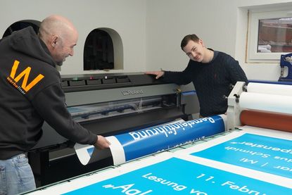 Die neue Digitaldruckmaschine erweitert bei Werbeliner die Möglichkeiten in der Plakat- und Folienproduktion.