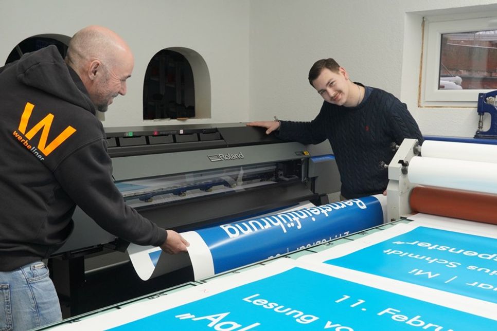 Die neue Digitaldruckmaschine erweitert bei Werbeliner die Möglichkeiten in der Plakat- und Folienproduktion.