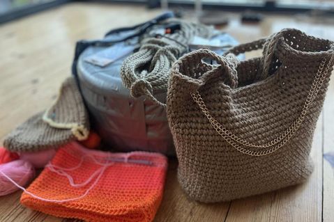 Bei den Ostsee-Perlen erfährt man auch, wie man schlummernde Talente entdeckt und fördert (ohne sich dabei finanziell zu ruinieren. Im Hintergrund zu sehen, der berühmte 1 Million Euro Pouf (fast fertig) und die aktuelle Leidenschaft in Form von wunderschönen Häkeltaschen (ausgestellt und zu erwerben im Buchstaben am Markt in Neustadt).