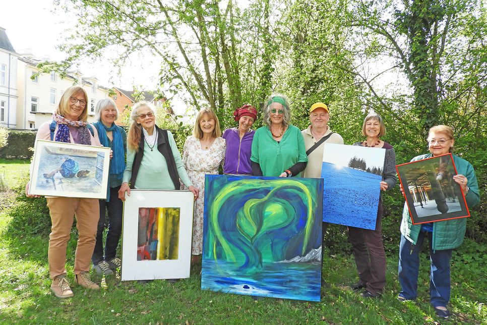 Vom Spiel mit „Licht und Schatten“ ist dieses Foto geleitet, für das sich einige der Ausstellenden im Garten des Ateliers der Vorsitzenden Ilse Heberlein versammelt haben.
