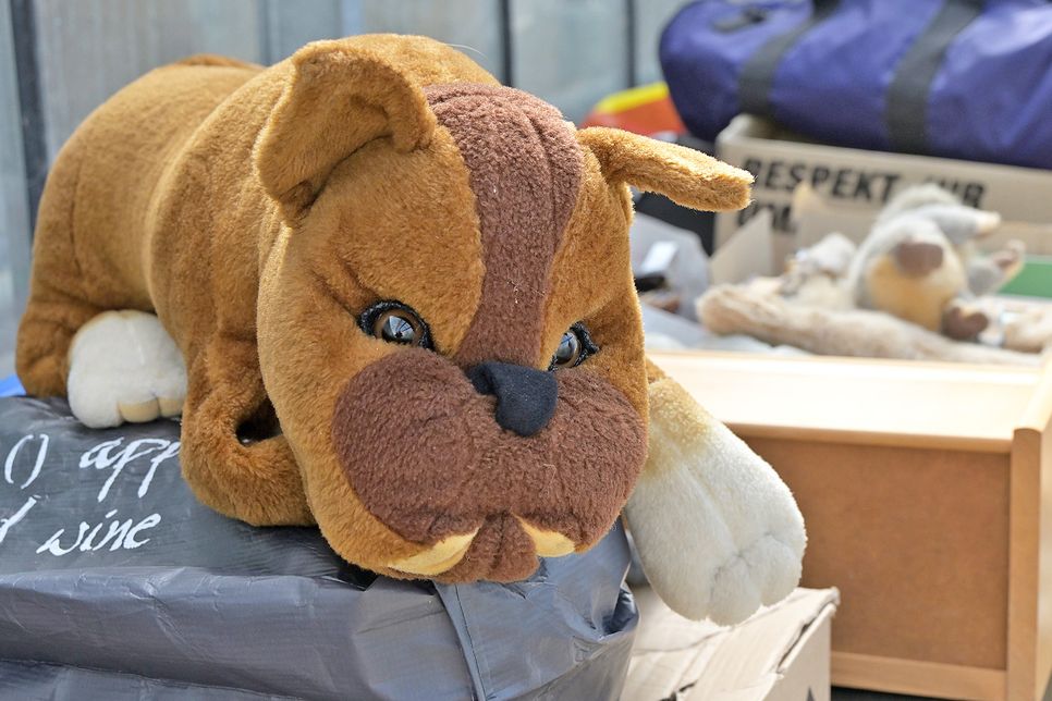 Knuddeln ist angesagt: Dieser treuherzig blickende Plüschhund ist eines von zahlreichen Stofftieren, die für den Benefizflohmarkt gespendet wurden.