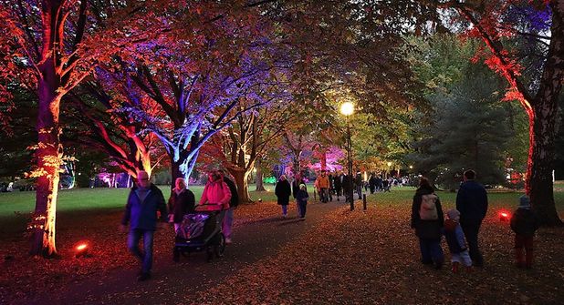 Viele Besucher kamen gleich am ersten Abend in den Kurpark, um sich von dem stimmungsvollen Lichterglanz faszinieren zu lassen. (Fotos: Christian Lück)