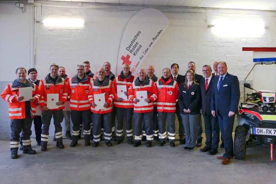 Die ausgezeichneten Rotkreuzkamderaden, Landrat Gaarz und Vertreter des DRK bei der Verleihung.