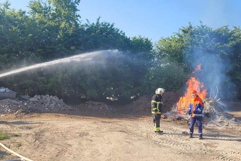 Proben für den Ernstfall: In Schönwalde wissen auch die Jüngsten schon, wie man ein Feuer löscht.