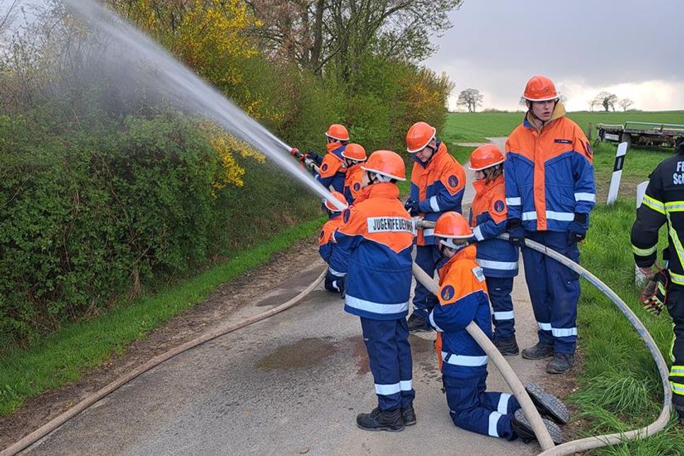 Beim Löschangriff zeigt der Feuerwehrnachwuchs aus Schönwalde, wie wichtig Koordination und Zusammenarbeit sind.