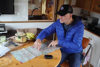 Akribisch bereitet Manuel Stemmer seine Touren vor.