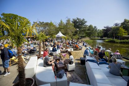 Festivalfeeling zwischen Blumen und Bäumen. (Foto: www.luebecker-bucht-ostsee.de)