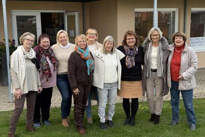 Die Golfdamen mit Vorstandsmitgliedern am Standort des Vereins „Beistand am Lebensende“ Am Holm.