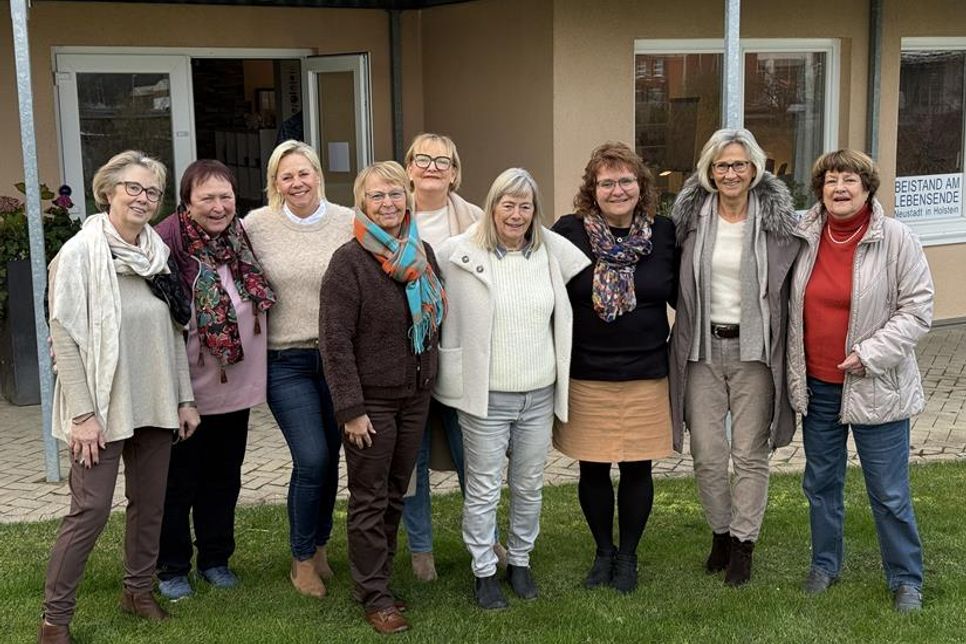 Die Golfdamen mit Vorstandsmitgliedern am Standort des Vereins „Beistand am Lebensende“ Am Holm.