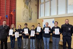 Jugendwart Bo Anderson (lks.) mit den ausgezeichneten Jugendlichen mit einer Dienstbeteiligung von über 90 Prozent und dem stellvertretenden Jugendwart Dennis Kristen (re.).