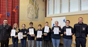 Jugendwart Bo Anderson (lks.) mit den ausgezeichneten Jugendlichen mit einer Dienstbeteiligung von über 90 Prozent und dem stellvertretenden Jugendwart Dennis Kristen (re.).