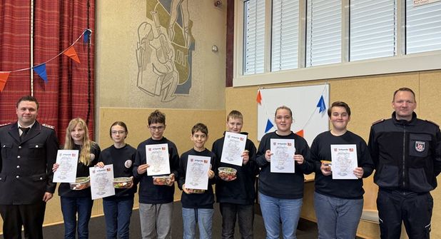 Jugendwart Bo Anderson (lks.) mit den ausgezeichneten Jugendlichen mit einer Dienstbeteiligung von über 90 Prozent und dem stellvertretenden Jugendwart Dennis Kristen (re.).