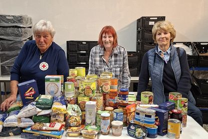 Brunhilde Grabe (lks.) und Ursula Fries (re.) vom DRK Ortsverein Dahme übergeben die Lebensmittel an Gabriela Nellies von der Tafel Neustadt.