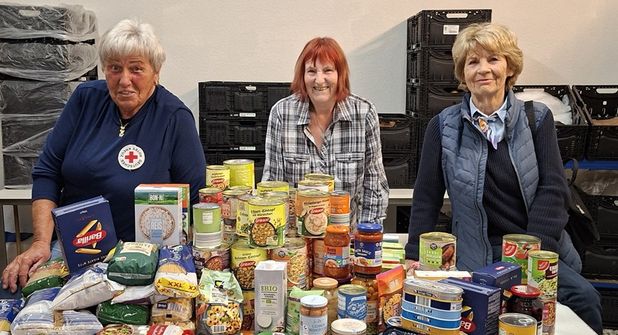 Brunhilde Grabe (lks.) und Ursula Fries (re.) vom DRK Ortsverein Dahme übergeben die Lebensmittel an Gabriela Nellies von der Tafel Neustadt.