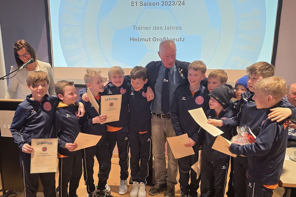 Mannschaft und Trainer des Jahres bei der BSG Eutin: die Fußball-E1 und ihr Coach Helmut Groskreutz.