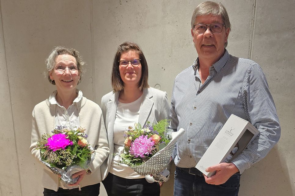 BSG-Vorsitzende Kathrin Mees (Mitte) verabschiedete Barbara Schneider als Vorstandsmitglied und Michael Glomp als langjährigen Badminton-Spartenleiter.