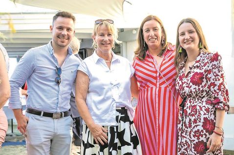 Gemeinsam mit zahlreichen Gästen genossen Florian Lingnau (VON POLL FINANCE), Manuela Hehl, Jessica Koppitz und Charlotte Breckwoldt (v. lks.) das Sommerfest zum zehnjährigen Bestehen des Neustädter Geschäfts.