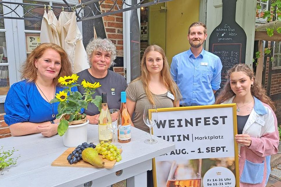Freuen sich aufs Weinfest (von links): „Weingeist“-Mitinhaberin Gabriela Pacheco-Höpfl, Organisatorin Eva Staege sowie Lara Kuhlmann, Luca Gollin und Viktoria Meier, drei Azubis der Eutin Tourismus GmbH.