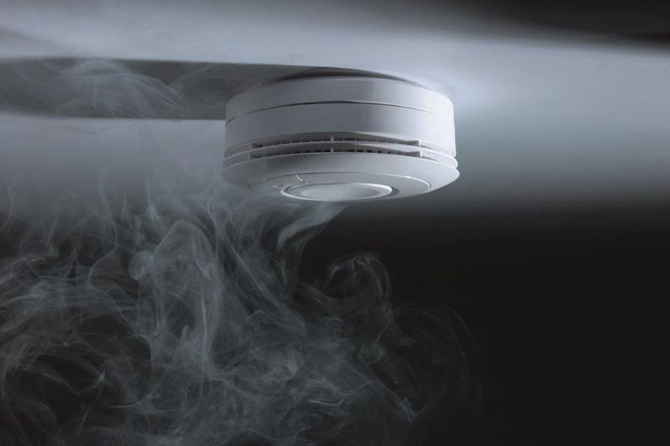 Damit Rauchmelder Brände bereits in der Entstehungsphase erkennen und frühzeitig durch ein lautstarkes, akustisches Signal warnen, sollte der Rauch möglichst gut einströmen können. Dafür ist ein Abstand von mindestens 50 Zentimetern zu Hindernissen oder Wänden einzuhalten.