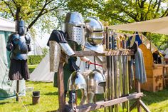 „Es ist bekannt, dass die edlen Ritter des Ordens Draco Inter Mares durch unser kleines Dorf ziehen. So kommet herbei ihr jungen Helden. Auf dass ihr in den Stand der Ritter aufgenommen werdet“, heißt es auf dem Plakat zur 700-Jahr-Feier.