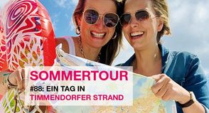 Die reporter-Podcasterinnen Gesche Muchow (lks.) und Kristina Kolbe sind mit ihrem Podcast „Ostsee-Perlen“ auf große Sommertour an der Lübecker Bucht.