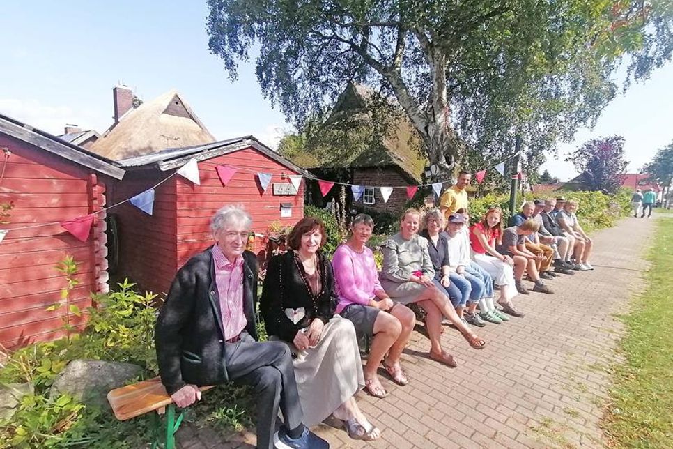 „So machen wir das jedes Jahr!“, nach dieser Devise warteten überall im Dorf gutgelaunte Menschen auf den Umzug.