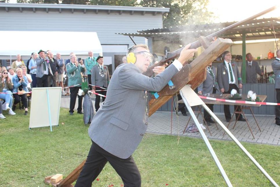 Glücklich nach dem entscheidenden Schuss: Der neue König Dierk „Fiete“ Sach