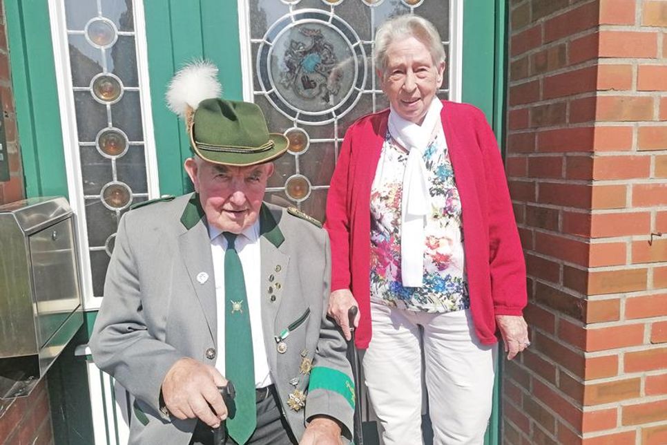 Hier sitzt ein Bujendorfer Original und freut sich auf den Festumzug zum Schützenfest: Seit 60 Jahren gehören Oswald Kramer und seine Frau Elke Kramer dem Geselligen Verein an. König war er auch schon, aber in erster Linie zählt für ihn die Geselligkeit.