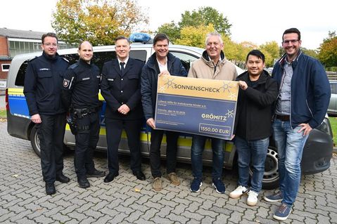 Jan Revenstorf - Leiter der Freiwilligen Feuerwehr Grömitz -, Björn Burkhardt - Polizeistation Grömitz -, Thomas Wolff - Leitender Kriminaldirektor der Polizeidirektion Lübeck -, Prof. Dr. Thorsten Langer - Leiter der pädiatrischen Onkologie und Hämatologie am Universitätsklinikum Schleswig-Holstein (UKSH) -, Manfred Wohnrade, Thuan Nguyen und Jan Femerling - Tourismusservice Grömitz (v. lks.).