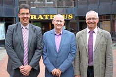Die Fraktionsvorsitzenden von CDU Jan Westensee (lks.) und SPD Jens Puschmann (re.) zeigen ihre Solidarität zu Bürgervorsteher Wolfgang Schüller.