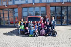 Die Kindergartenkinder vor der Feuerwehrtechnischen Zentrale in Lensahn.