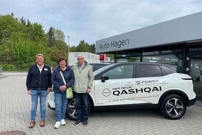 Jugendfeuerwehrwart Fynn Niklaas Lull, Markus Hagen, Jugendgruppenleiter Robin Becker und der stellvertretende Jugendfeuerwehrwart Marcel Fuchs (v. lks.) bei der Spendenübergabe.