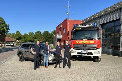 Jugendfeuerwehrwart Fynn Niklaas Lull, Markus Hagen, Jugendgruppenleiter Robin Becker und der stellvertretende Jugendfeuerwehrwart Marcel Fuchs (v. lks.) bei der Spendenübergabe.