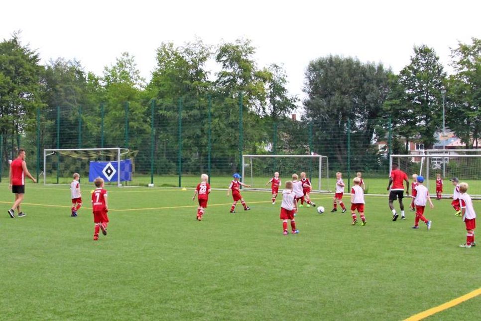 Die jungen Nachwuchsfußballer wurden mit einheitlichen Trikots ausgestattet, natürlich mit HSV Raute.