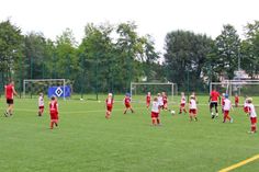 Die jungen Nachwuchsfußballer wurden mit einheitlichen Trikots ausgestattet, natürlich mit HSV Raute.