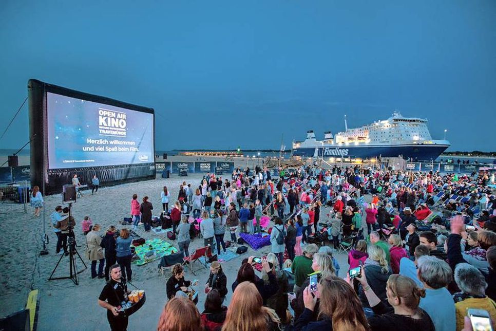 Rückblick Open Air Kino unterm Ostseehimmel 2017: Kurz vor dem Filmstart mit Bully Herbig und Rick Kavanian am Travemünder Strand. (Foto: CineStar)