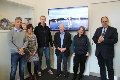 Vom Ergebnis des Films total begeistert: Stellvertretender Werkleiter Tourismus-Service Stephan Reil, Tabea Braun und Frans Ijben von der Tourismus-Agentur Lübecker Bucht, Bürgervorsteher Sönke Sela, Stadtmarketing-Koordinatorin Andrea Brunhöber sowie Bürgermeister Mirko Spieckermann (v. lks.).