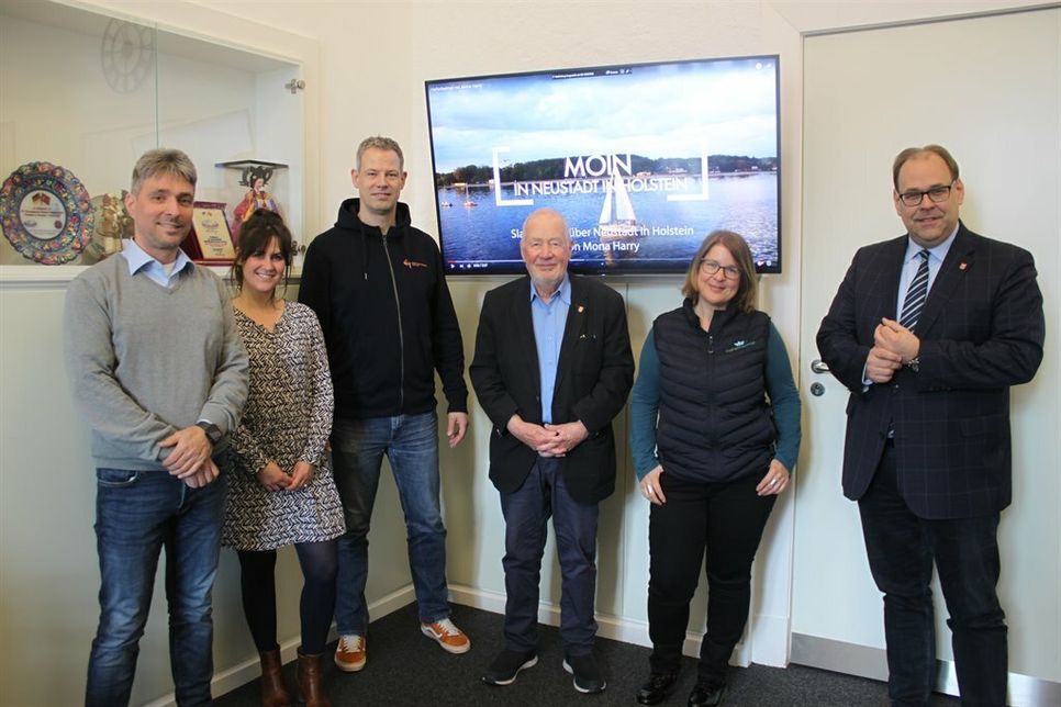 Vom Ergebnis des Films total begeistert: Stellvertretender Werkleiter Tourismus-Service Stephan Reil, Tabea Braun und Frans Ijben von der Tourismus-Agentur Lübecker Bucht, Bürgervorsteher Sönke Sela, Stadtmarketing-Koordinatorin Andrea Brunhöber sowie Bürgermeister Mirko Spieckermann (v. lks.).