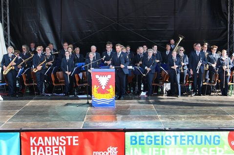 Das Lensahner Blasorchester stimmte mit der Europahymne auf das Stadtjubiläum ein.