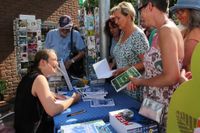 Im Anschluss erfüllte Mona Harry bei "Buchstabe am Markt" die Autogrammwünsche ihrer Fans.